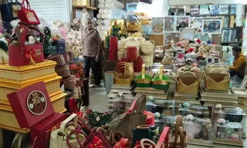 Pedagang parsel Cikini mulai kebanjiran pesanan jelang Imlek Pedagang parsel Cikini mulai kebanjiran pesanan jelang Imlek