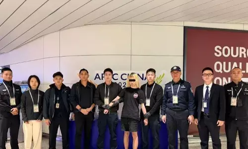 Imigrasi serahkan buron asal China dideportasi dari Indonesia