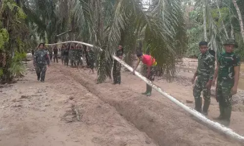 TNI bangun jalur pipa air bersih kebutuhan warga di Tapanuli Tengah TNI bangun jalur pipa air bersih kebutuhan warga di Tapanuli Tengah