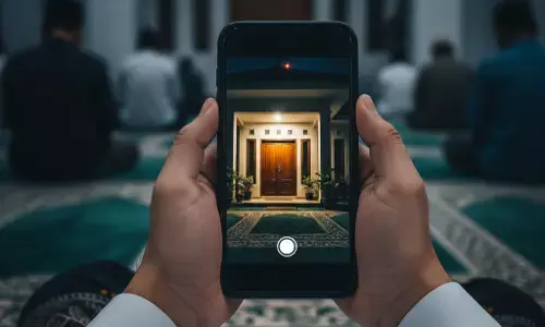 6 tips cegah maling saat rumah kosong waktu Tarawih, pantau lewat HP!