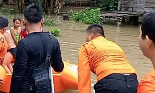 Perahu karet disiagakan di lokasi banjir Muara Enim