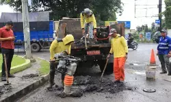 Pemkot Tangerang gunakan aspal instan perbaiki jalan rusak Pemkot Tangerang gunakan aspal instan perbaiki jalan rusak