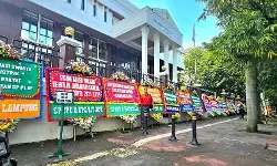 Sidang ke-7 lanjutan gugatan RUPTL: PTUN Jakarta dibanjiri karangan bunga