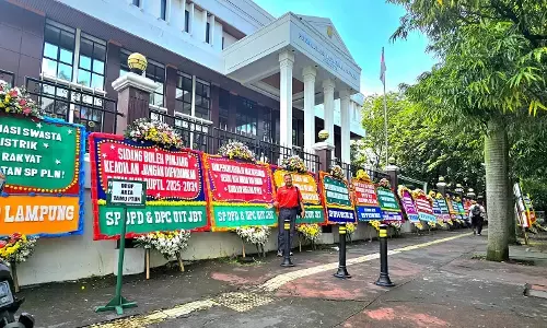 Sidang ke-7 lanjutan gugatan RUPTL: PTUN Jakarta dibanjiri karangan bunga