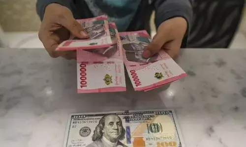 Rupiah melemah seiring sikap hati-hati pasar atas kebijakan moneter AS