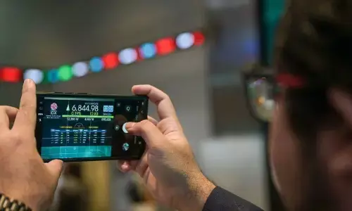 IHSG melemah terpengaruh global di tengah sentimen positif data PDB RI