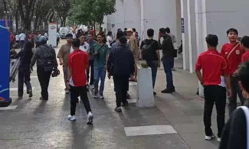 Suporter Timnas Indonesia merahkan Indonesia Arena