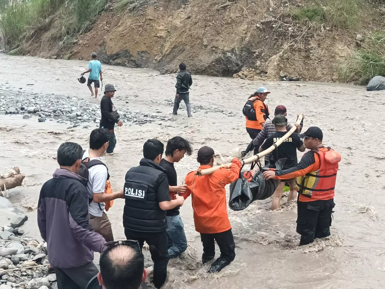 Polres Tegal tangani penemuan jenazah di aliran Sungai Gung wilayah Lebaksiu Polres Tegal tangani penemuan jenazah di aliran Sungai Gung wilayah Lebaksiu