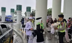 Polres Kudus antarkan warga yang nikah dan wisuda sarjana bersamaan Polres Kudus antarkan warga yang nikah dan wisuda sarjana bersamaan
