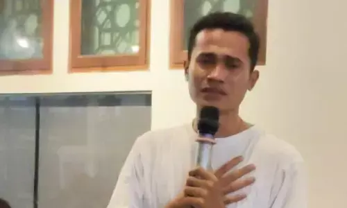 Benaya Harobu menangis saat bedah buku Reset Indonesia di Medan