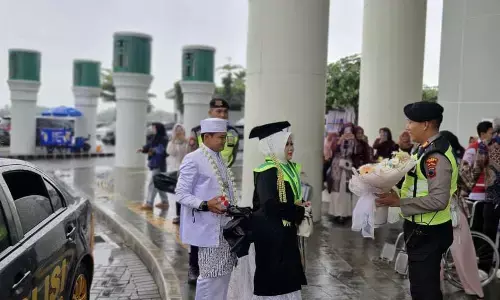 Polres Kudus antarkan warga yang nikah dan wisuda sarjana bersamaan Polres Kudus antarkan warga yang nikah dan wisuda sarjana bersamaan