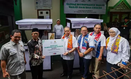 BAZNAS RI dan ANGKASA Malaysia salurkan bantuan koperasi di Masjid Jami Annimah BAZNAS RI dan ANGKASA Malaysia salurkan bantuan koperasi di Masjid Jami Annimah