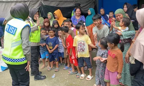Polwan Polres Tegal gelar `trauma healing` bagi anak korban tanah bergerak di Desa Padasari