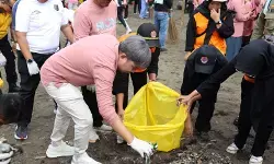 Bupati Jember gelar aksi bersih pantai tindak lanjuti arahan Presiden