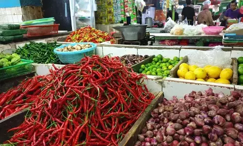 Pedagang Pasar Jatinegara keluhkan sepinya pembeli jelang Ramadhan