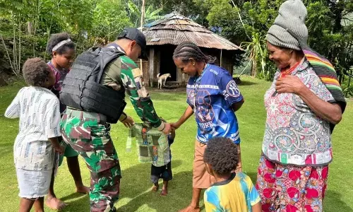 Satgas Pamtas Yonif 511 bagi pakaian baru untuk anak-anak Kanggime