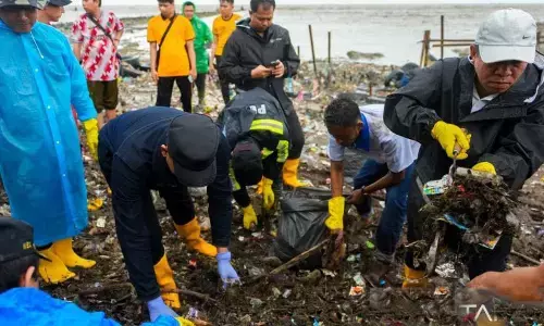 Bupati Karawang hujan-hujanan pimpin korve di kawasan Pantai Tangkolak