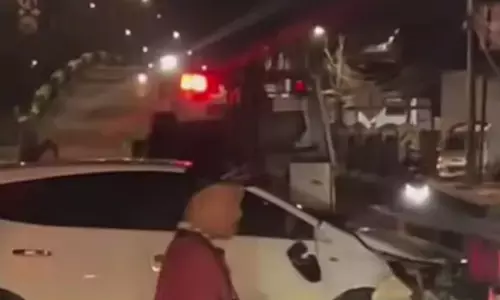 Minibus hantam pembatas Jalan Tubagus Angke Jakbar