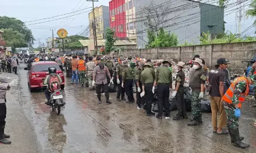 Petugas Polri-TNI bersihkan sampah di sudut jalan di Tangerang