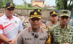 TNI–Polri dan warga bersihkan sampah di Curug Tangerang