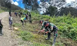 Satgas Yonif 511/D buat drainase dan makan gratis bagi warga Tima