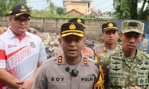 TNI–Polri dan warga bersihkan sampah di Curug Tangerang