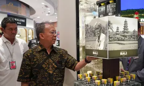 Gubernur ingin arak Bali lebih banyak dijual di Bandara