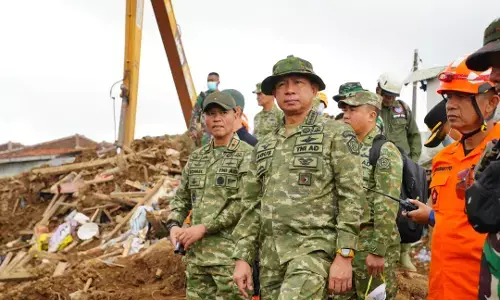Panglima TNI tinjau lokasi longsor Cisarua