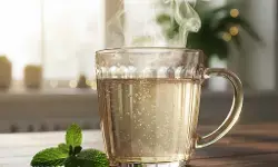 Manfaat minum air putih hangat setiap pagi saat perut kosong