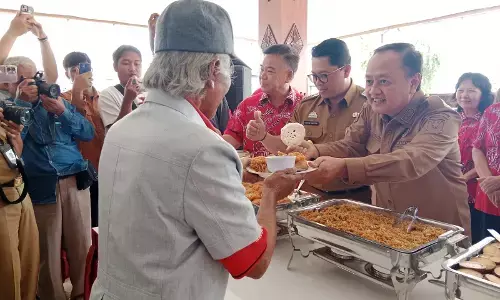 Ratusan lansia Kota Magelang terima makan siang gratis dan sembako
