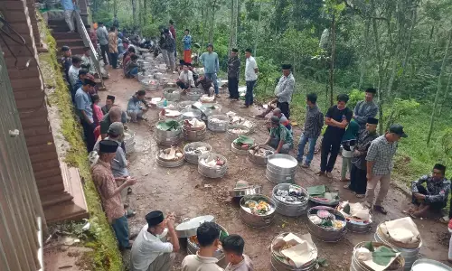 Sambut Ramadan, warga lereng Merbabu gelar tradisi kenduri dan doa di makam puncak bukit