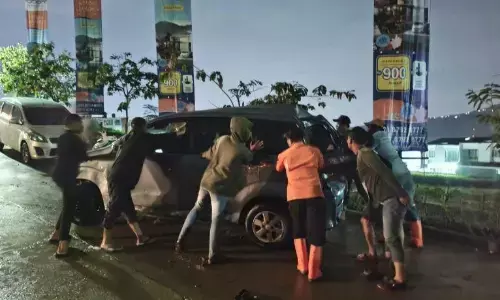 BPBD Bogor evakuasi mobil terbawa banjir bandang di Bojongkoneng