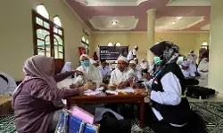 89 calon jamaah haji Kabupaten Jayapura jalani pemeriksaan kesehatan dan suntik vaksin
