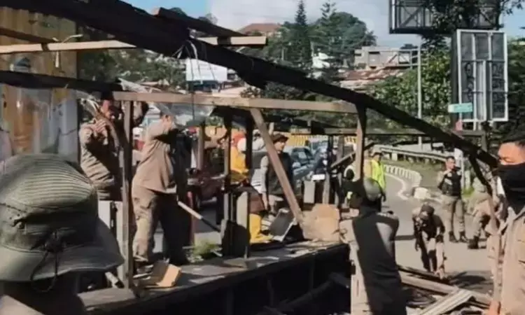 Penertiban PKL di kawasan Puncak Bogor didukung pembongkaran mandiri