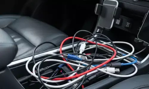 Charger mobil yang cocok untuk mudik
