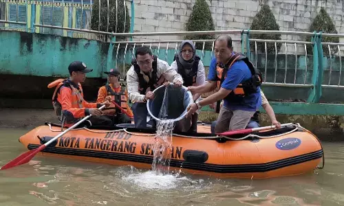 Pascakebakaran gudang pestisida, PT BS telah lakukan netralisasi udara dan tebar 5.000 ikan di sungai Pascakebakaran gudang pestisida, PT BS telah lakukan netralisasi udara dan tebar 5.000 ikan di sungai