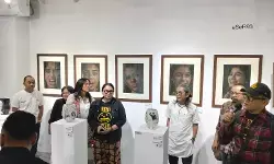 120 karya seni rupa dari 49 seniman ditampilkan pada pameran kolektif di 2Madison Gallery