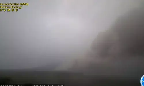 Gunung Semeru kembali erupsi dengan luncuran awan panas sejauh 6 km