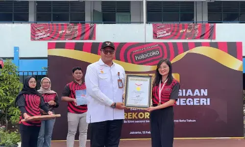 Halocoko raih rekor MURI bagikan 11 juta es krim di Indonesia Halocoko raih rekor MURI bagikan 11 juta es krim di Indonesia