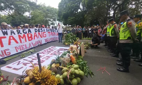 Bawa hasil bumi, warga Sambeng Borobudur tolak penambangan untuk Tol Bawen - Jogja