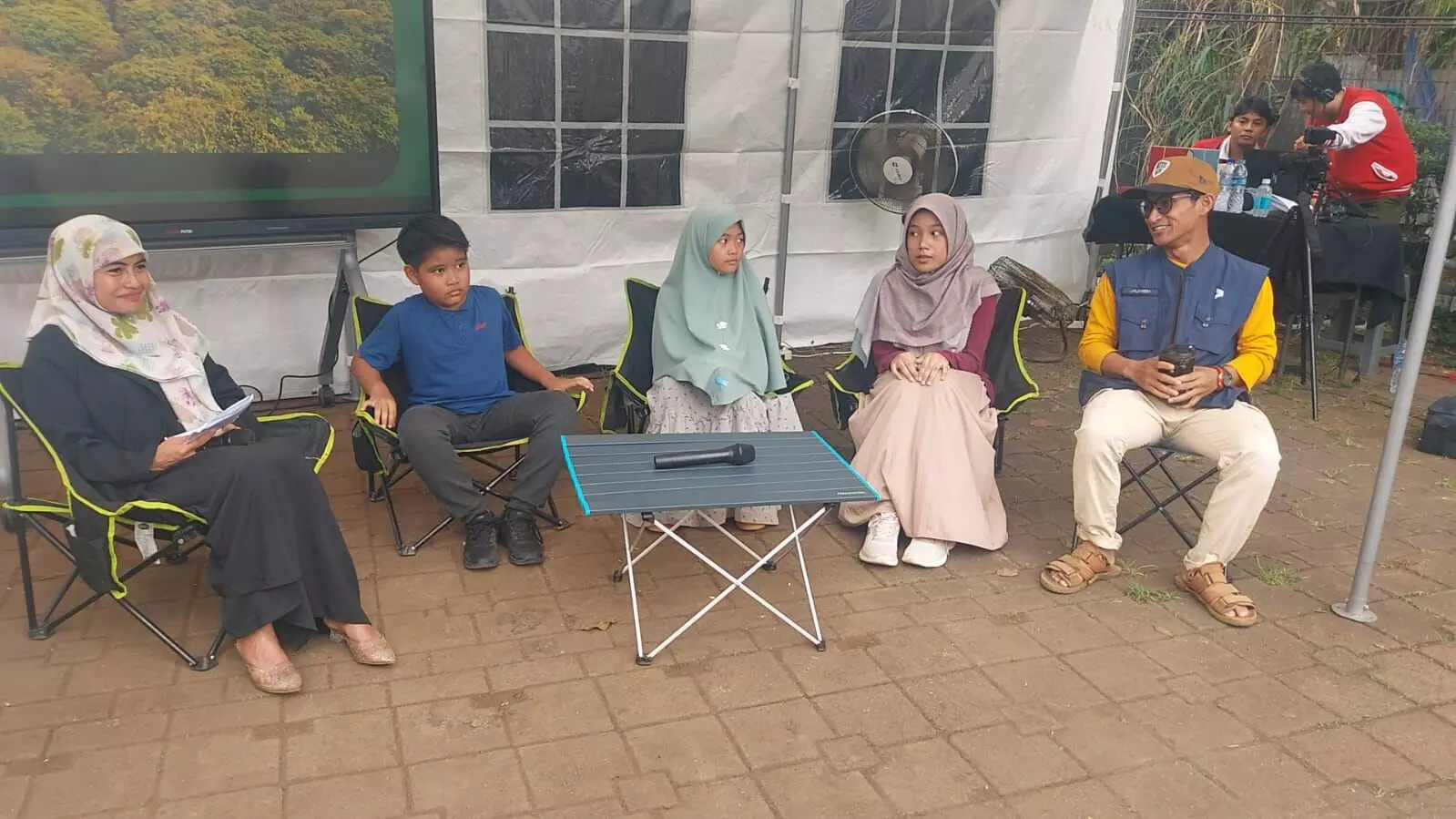 Siswa Sekolah Alam Indonesia Meruyung rayakan proyek Green Clean Colorful. Siswa Sekolah Alam Indonesia Meruyung rayakan proyek Green Clean Colorful.