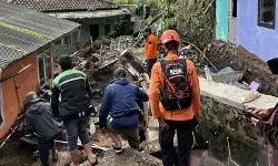 BPBD Bogor tangani longsor di Puncak sebabkan 12 KK mengungsi BPBD Bogor tangani longsor di Puncak sebabkan 12 KK mengungsi