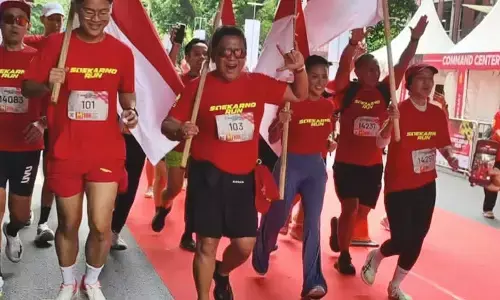 Hasto Kristiyanto tuntaskan 10K Soekarno Run 2026 sambil kibarkan Merah Putih