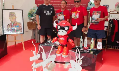 Hasto Kristiyanto dan Cucu Megawati tinjau produk kreatif di Soekarno Run 2026 Hasto Kristiyanto dan Cucu Megawati tinjau produk kreatif di Soekarno Run 2026
