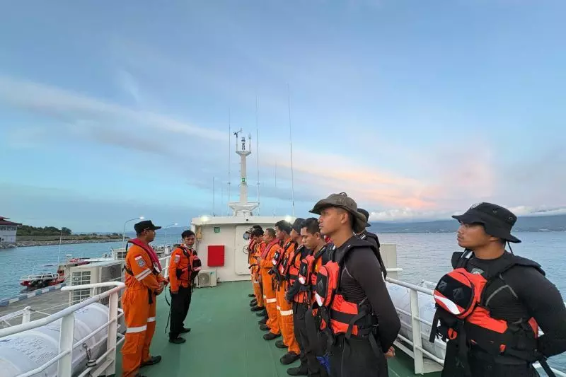 KN SAR Baladewa cari KLM Nur Ainun tenggelam di Selat Makassar KN SAR Baladewa cari KLM Nur Ainun tenggelam di Selat Makassar