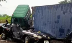 Polres Karawang: Kecelakaan kontainer timpa sedan, 3 korban tewas Polres Karawang: Kecelakaan kontainer timpa sedan, 3 korban tewas