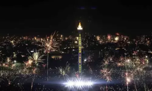 Kawasan Monas dibuka hingga pukul 22.00 WIB hari ini dan besok