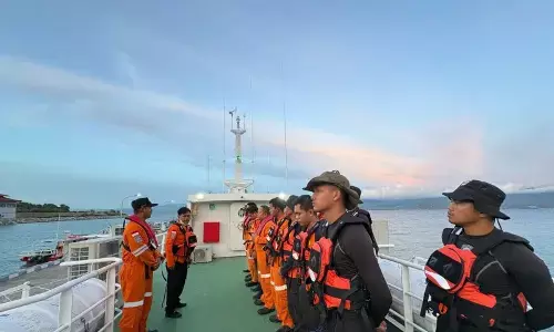 KN SAR Baladewa cari KLM Nur Ainun tenggelam di Selat Makassar KN SAR Baladewa cari KLM Nur Ainun tenggelam di Selat Makassar