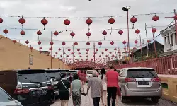 Kelenteng tertua di Palembang pasang ribuan lampion saat Imlek