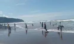 SAR Parangtritis ingatkan wisatawan tak bermain air ke tengah pantai SAR Parangtritis ingatkan wisatawan tak bermain air ke tengah pantai